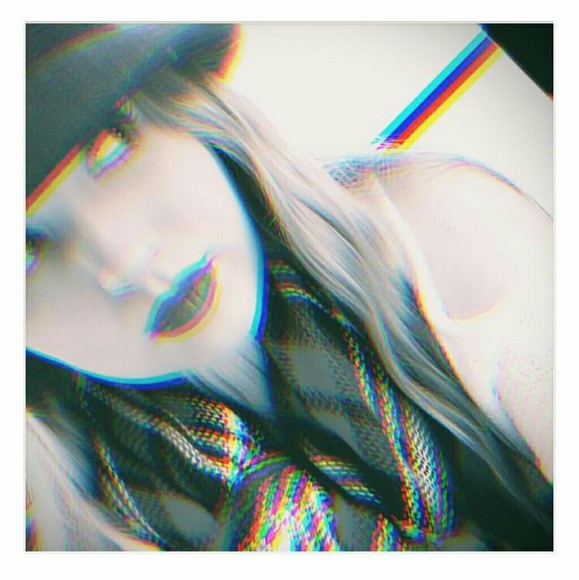 Meet your Posher, Keeley - Picture 2 of 3